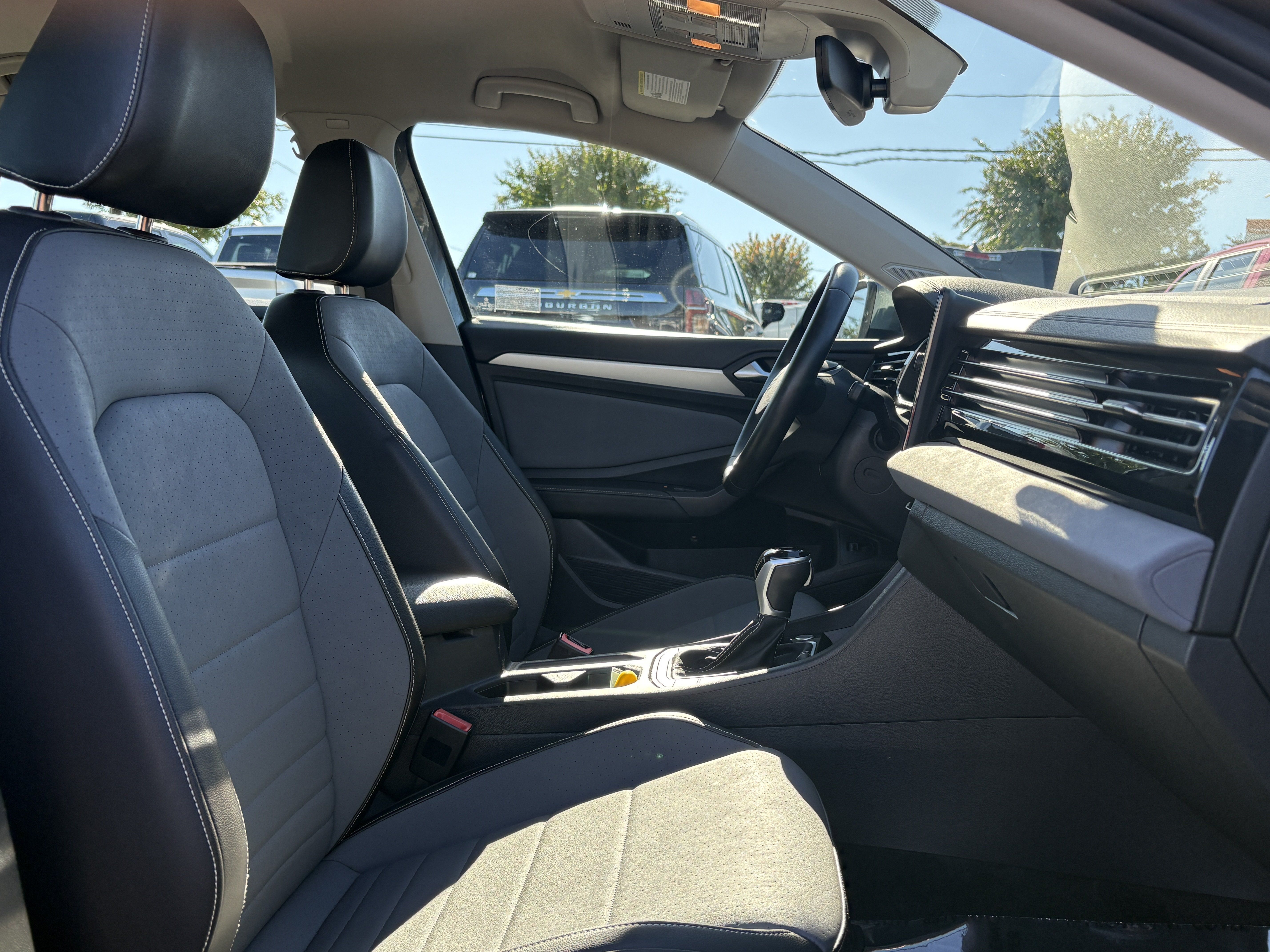 Used 2025 Volkswagen Jetta SE FWD image 13