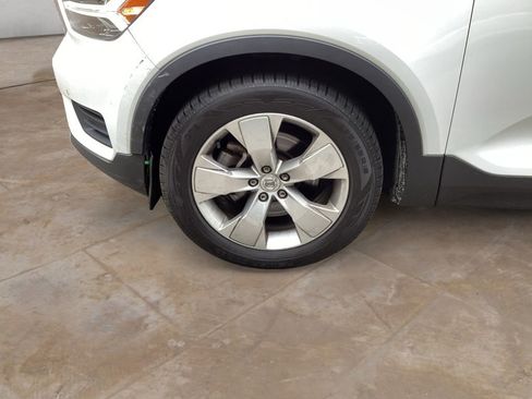 Used 2020 Volvo XC40 T5 Momentum image 16