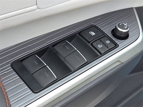 Used 2022 Toyota Sienna XSE image 19