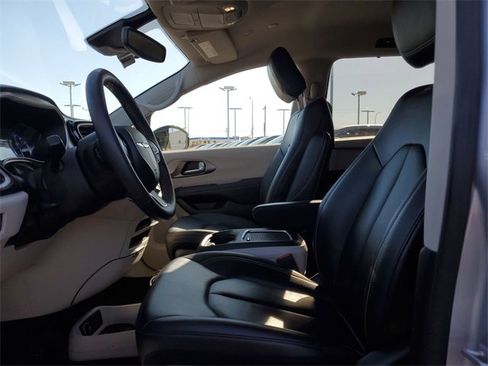 Used 2024 Chrysler Pacifica Touring-L image 19