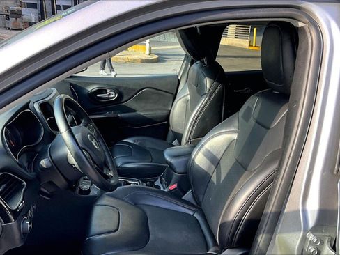 Used 2019 Jeep Cherokee Latitude Plus AWD/4WD image 14