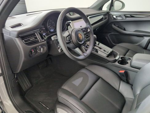 Used 2025 Porsche Macan image 4