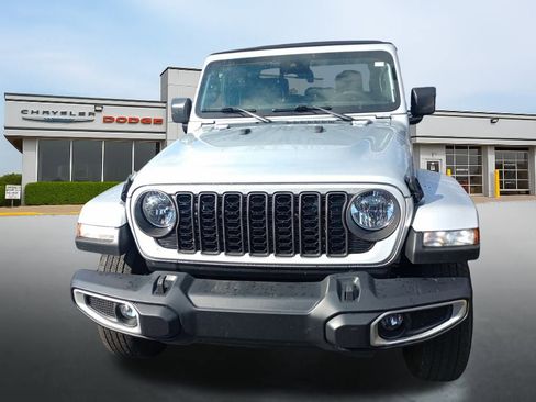 Used 2024 Jeep Gladiator Sport image 2
