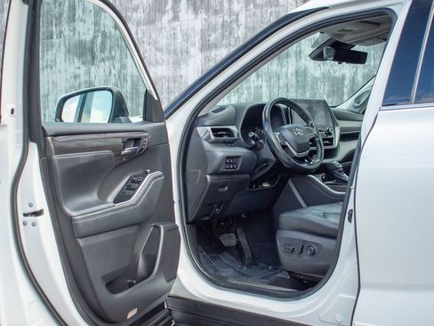 Used 2022 Toyota Highlander Platinum image 11