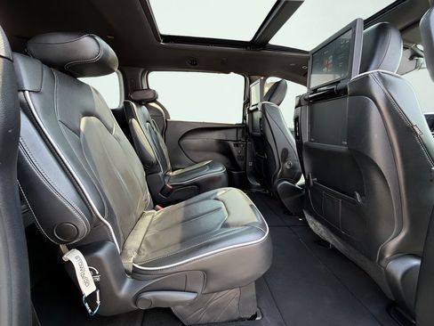 Used 2019 Chrysler Pacifica Limited w/ S Appearance Package FWD image 30
