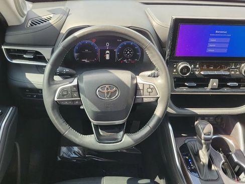 Used 2023 Toyota Highlander Limited FWD image 12