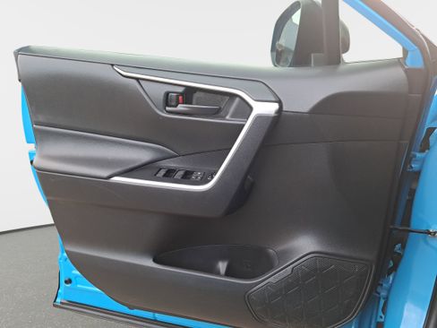 Used 2020 Toyota RAV4 LE image 25