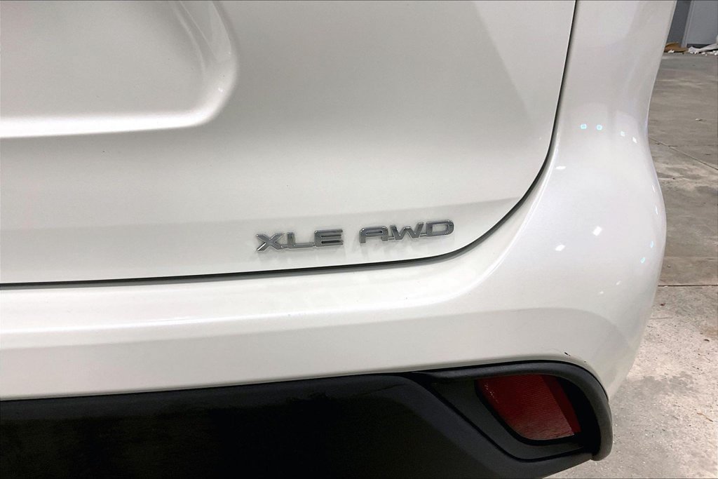 Used 2020 Toyota Highlander XLE AWD/4WD image 25