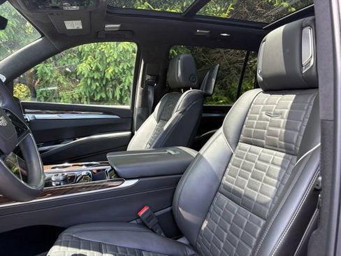 Used 2025 Cadillac Escalade ESV Sport Platinum w/ LPO, ONYX Package AWD/4WD image 30