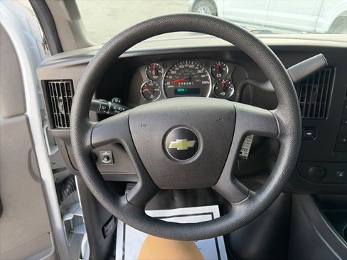 Used 2018 Chevrolet Express 2500 image 15