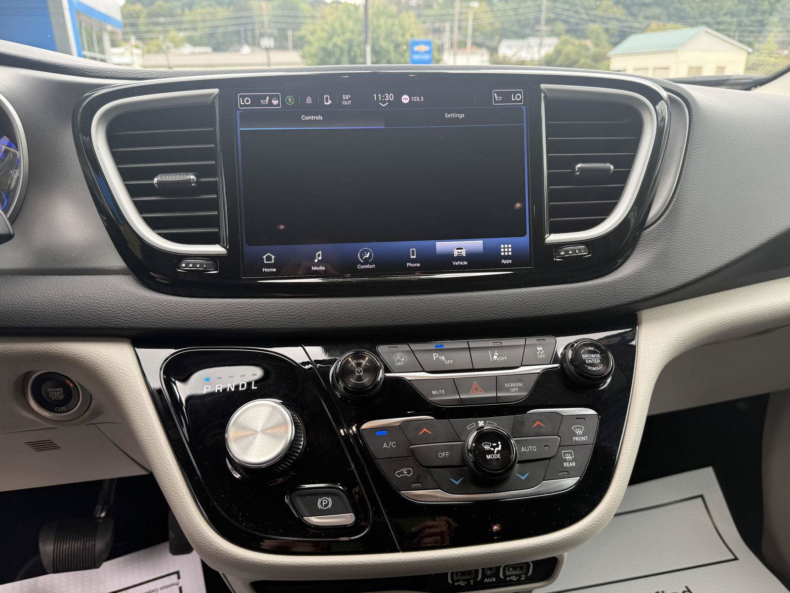 Used 2024 Chrysler Pacifica Touring-L FWD image 13