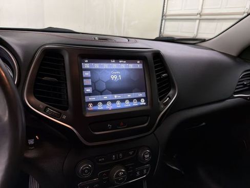 Used 2020 Jeep Cherokee Trailhawk w/ Comfort/Convenience Group AWD/4WD image 24
