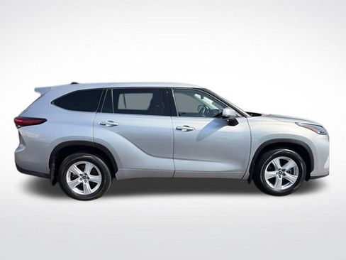 Used 2022 Toyota Highlander LE AWD/4WD image 8