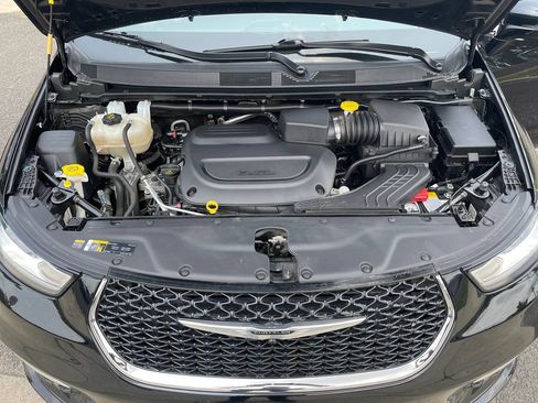 Used 2024 Chrysler Pacifica Touring FWD image 10