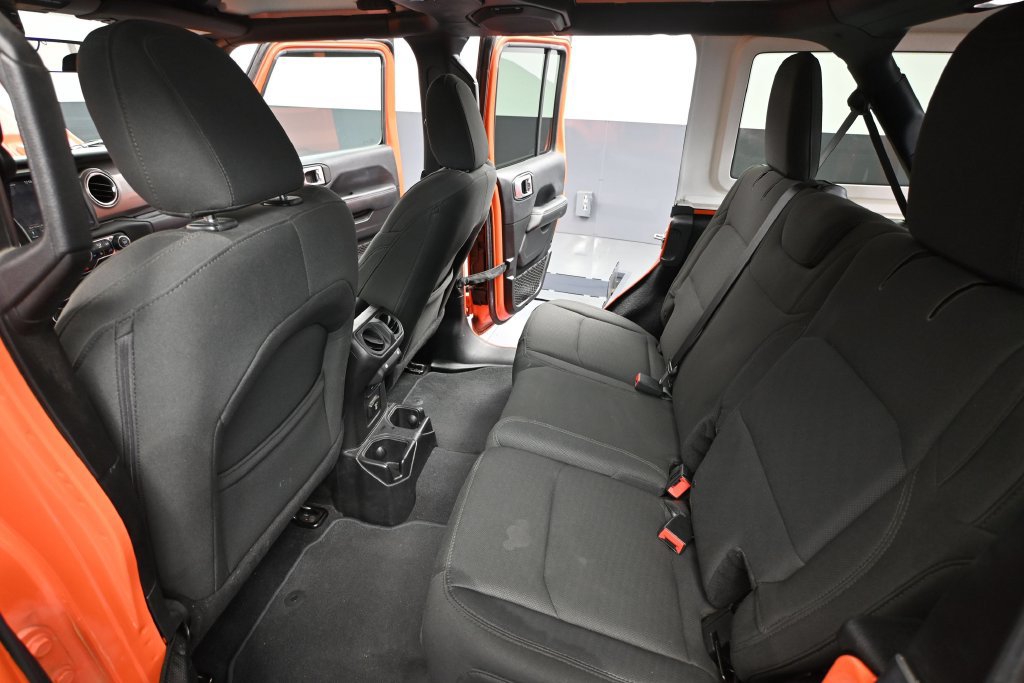 Used 2018 Jeep Wrangler Unlimited Sahara w/ Dual Top Group AWD/4WD image 28