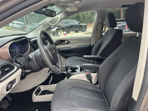 Used 2018 Chrysler Pacifica Touring Plus FWD image 7