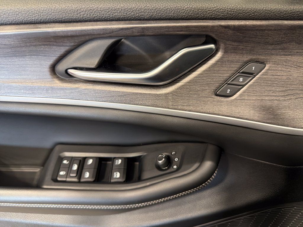 Used 2023 Jeep Grand Cherokee Limited AWD/4WD image 17