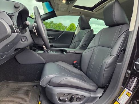 Used 2025 Lexus ES 300h Ultra Luxury w/ Accessory Package (Z1) FWD image 9