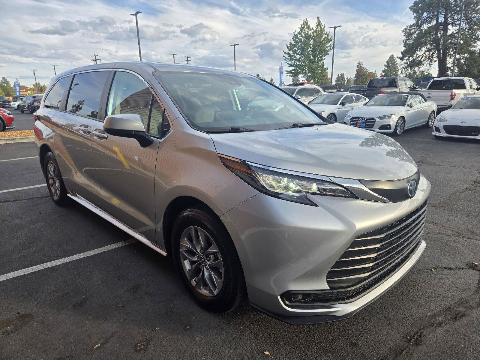 Used 2023 Toyota Sienna LE FWD image 7
