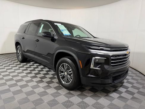 Used 2025 Chevrolet Traverse LT w/ Enhanced Driving Package AWD/4WD image 6