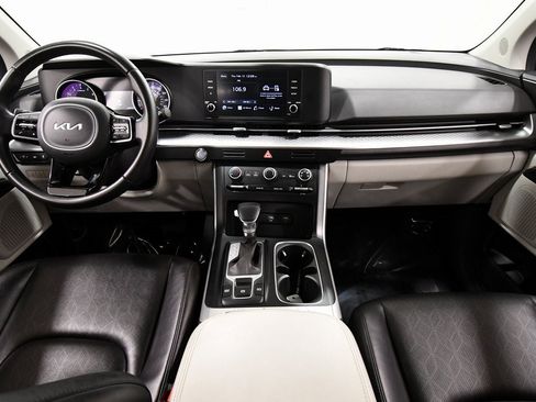 Certified 2024 Kia Carnival LX image 3