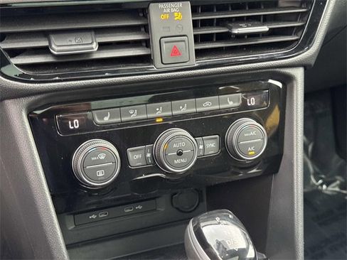 Certified 2024 Volkswagen Taos SE w/ Panoramic Sunroof Package image 21