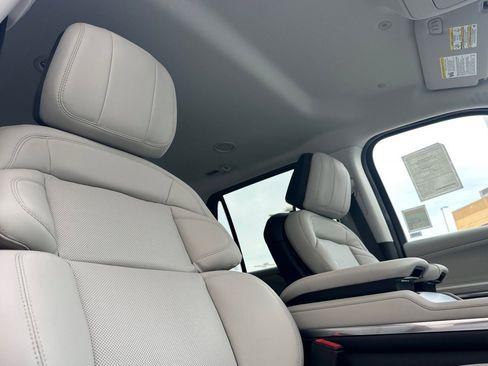 New 2026 Lincoln Navigator Premiere AWD/4WD image 17
