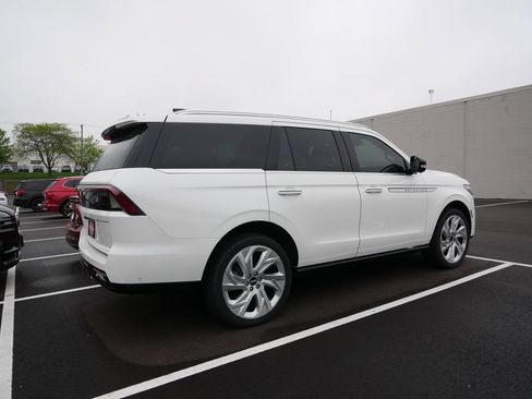 Used 2025 Lincoln Navigator Reserve AWD/4WD image 4