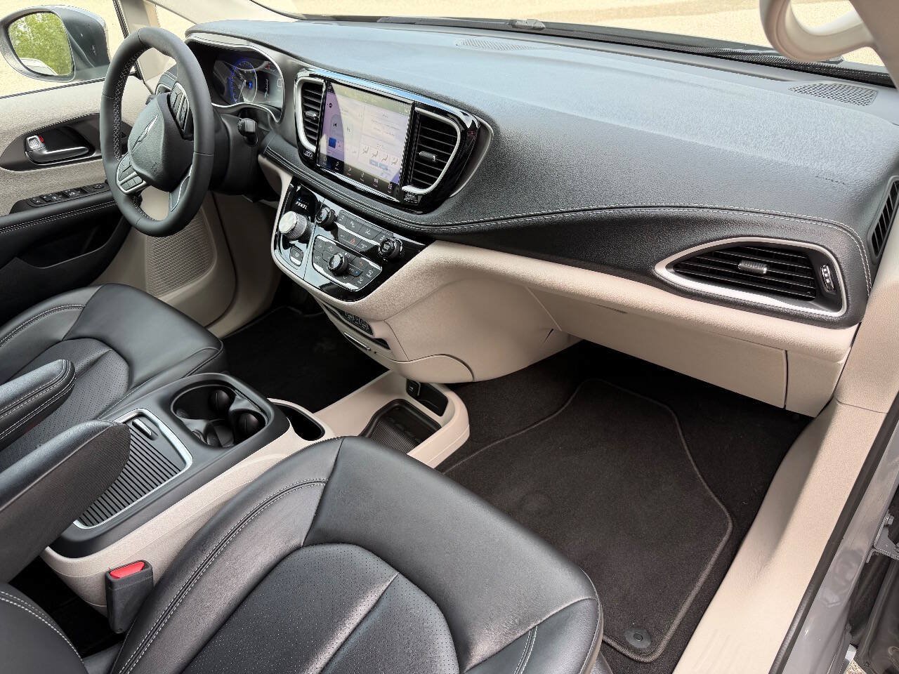 Used 2023 Chrysler Pacifica Touring-L AWD/4WD image 20
