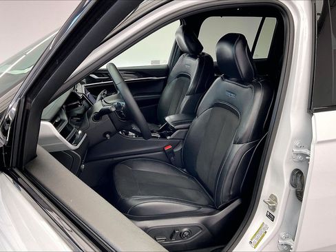 Used 2023 Jeep Grand Cherokee Trailhawk w/ Luxury Tech Group III image 17