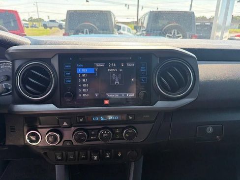 Used 2019 Toyota Tacoma TRD Sport AWD/4WD image 34