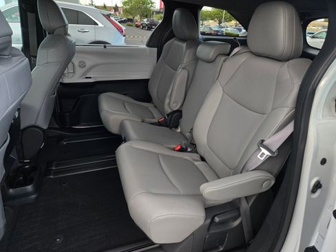 Used 2025 Toyota Sienna XLE w/ XLE Plus Package FWD image 11