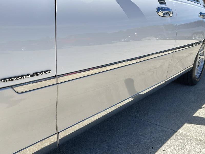Used 1999 Lincoln Town Car Signature RWD image 22