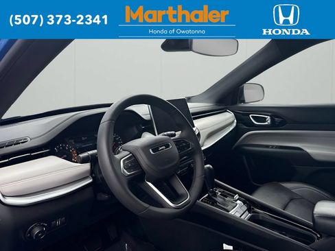 Used 2025 Jeep Compass Limited AWD/4WD image 9