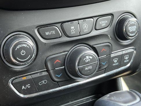 Used 2019 Jeep Cherokee Limited w/ Trailer Tow Group AWD/4WD image 23