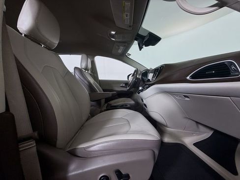 Used 2018 Chrysler Pacifica Touring-L w/ Advanced Safetytec Group FWD image 25