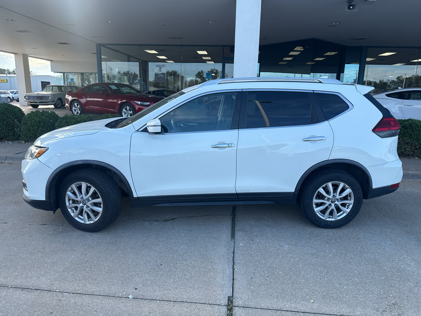 Used 2017 Nissan Rogue SV AWD/4WD image 9