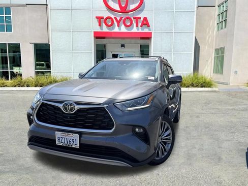 Used 2022 Toyota Highlander Platinum FWD image 4