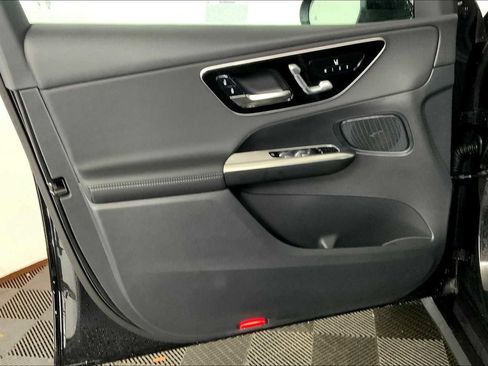 Used 2025 Mercedes-Benz GLC 300 4MATIC image 12