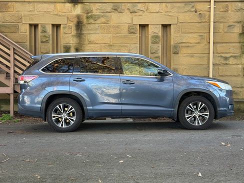 Used 2016 Toyota Highlander XLE image 3