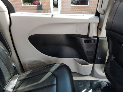 Used 2022 Chrysler Pacifica Touring-L FWD image 31