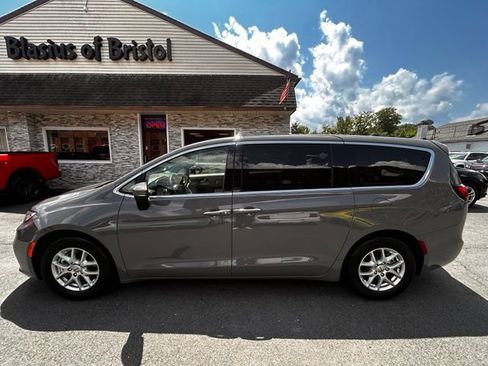 Used 2023 Chrysler Pacifica Touring-L FWD image 3