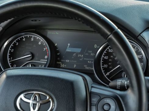 Used 2018 Toyota Camry XLE image 18