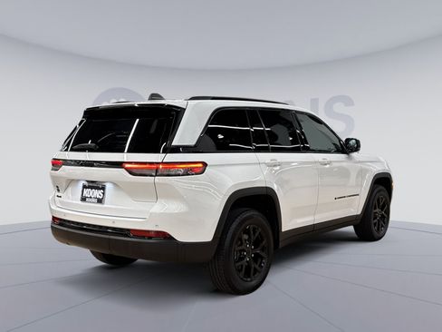 Used 2025 Jeep Grand Cherokee Altitude AWD/4WD image 11