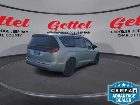 Used 2023 Chrysler Pacifica Limited w/ S Appearance Package image 7