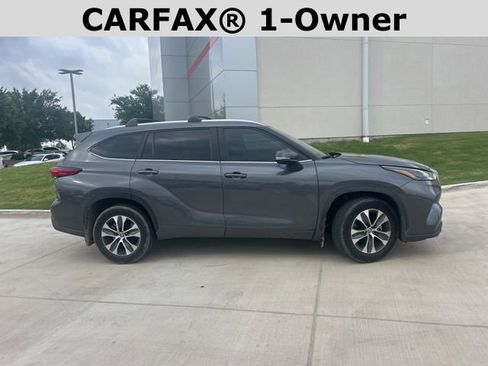 Used 2023 Toyota Highlander XLE FWD image 2