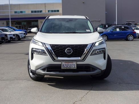 Used 2021 Nissan Rogue SV image 2