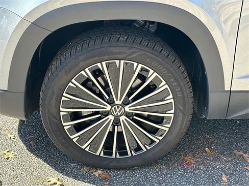Certified 2025 Volkswagen Taos SE image 11