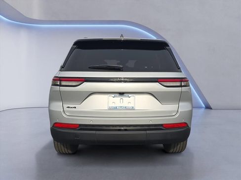 Used 2024 Jeep Grand Cherokee Altitude image 4