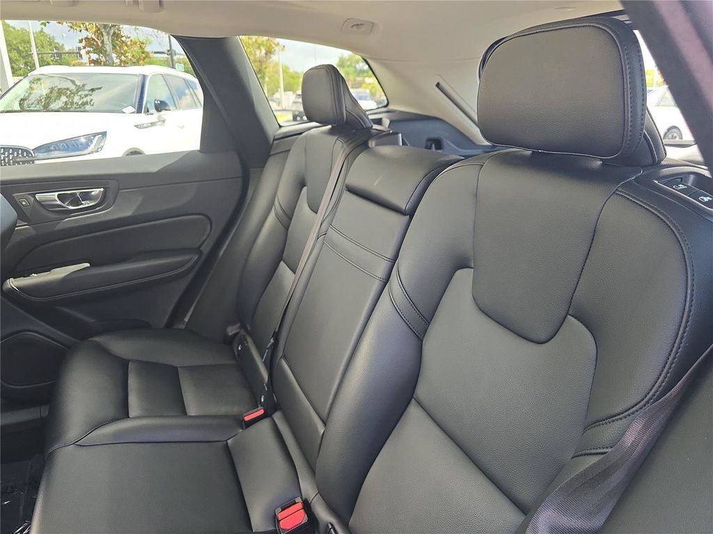Used 2023 Volvo XC60 B5 Core w/ Climate Package FWD image 11